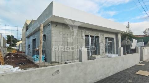 Piscina: 5 x 2,70m, suíte c/ closet, garagem,