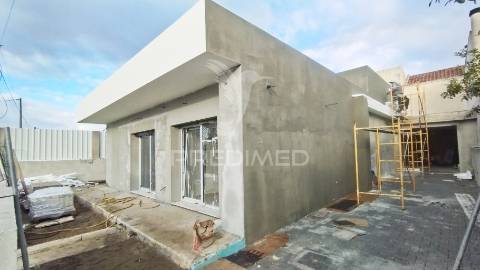 Piscina: 5 x 2,70m, suíte c/ closet, garagem,