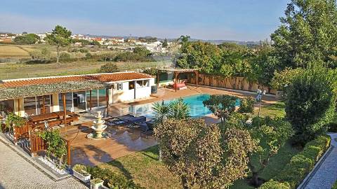 Quinta com piscina e com lote de terreno rústico