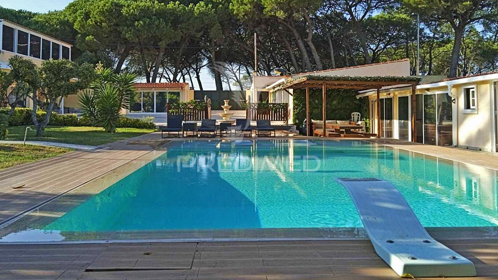 Quinta com piscina e com lote de terreno rústico