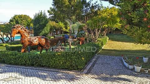 Quinta com piscina e com lote de terreno rústico