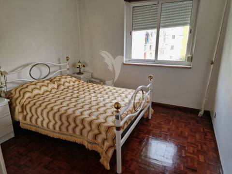 Apartamento de tipologia t2 , localizado na mina de água-amadora.