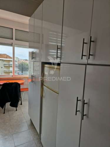 Apartamento de tipologia t2 , localizado na mina de água-amadora.