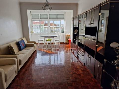 Apartamento de tipologia t2 , localizado na mina de água-amadora.