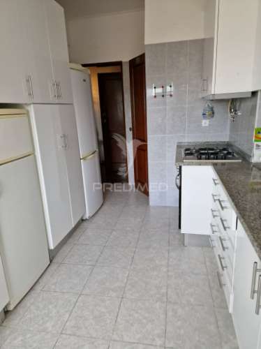 Apartamento de tipologia t2 , localizado na mina de água-amadora.