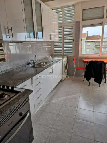 Apartamento de tipologia t2 , localizado na mina de água-amadora.