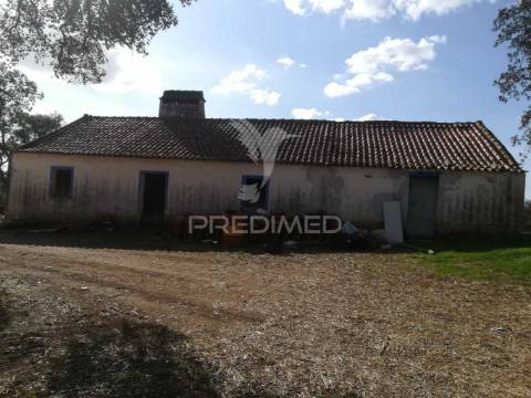 Monte no litoral alentejano com casa para recuperar