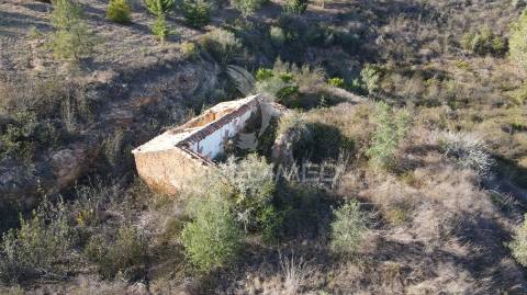 Quinta com 1,0250 ha e uma ruína em luzianes gare