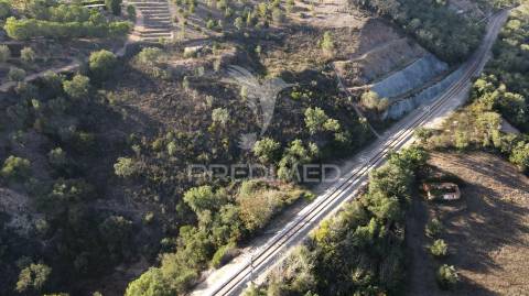 Quinta com 1,0250 ha e uma ruína em luzianes gare