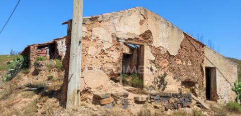 Quinta com 9,6750 ha a 25 km da praia da zambujeira