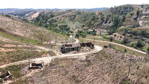 Quinta com 9,6750 ha a 25 km da praia da zambujeira