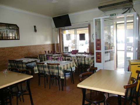 Restaurante bem localizado em nisa 