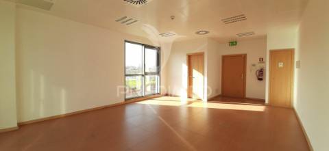 Escritório com vista rio e 2 estacionamentos - lisboa