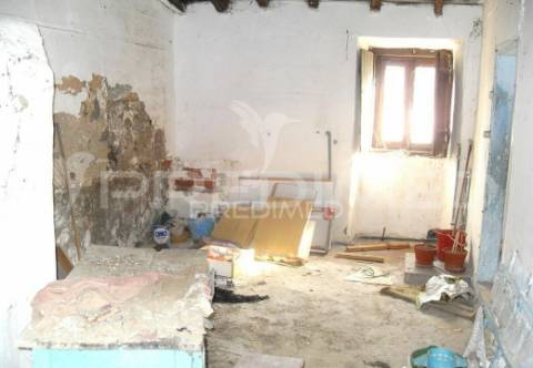 Montoito. casa rústica para recuperar junto à praia