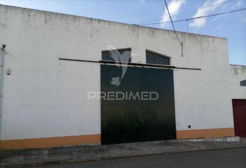 Armazém  - zona industrial de alter do chão