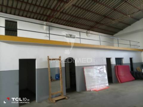 Armazém  - zona industrial de alter do chão