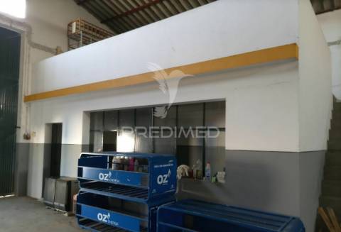 Armazém  - zona industrial de alter do chão