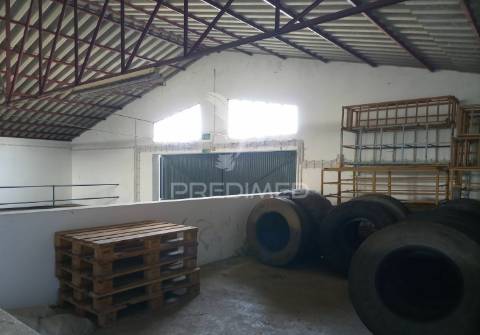 Armazém  - zona industrial de alter do chão