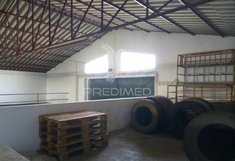 Armazém  - zona industrial de alter do chão