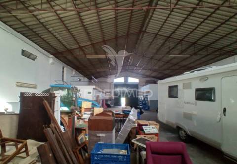 Armazém  - zona industrial de alter do chão