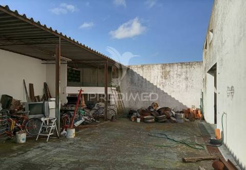 Armazém  - zona industrial de alter do chão