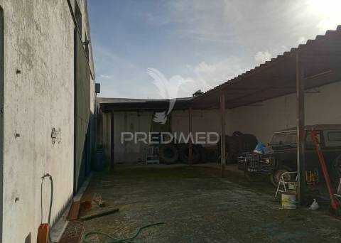 Armazém  - zona industrial de alter do chão