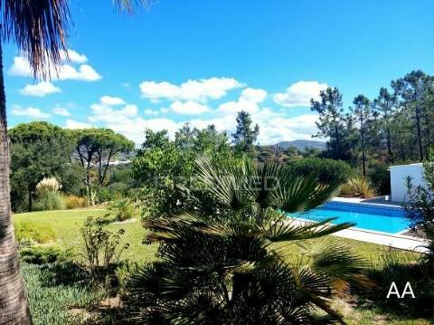 Almancil - moradia com piscina e jardim / private villa located in a green area