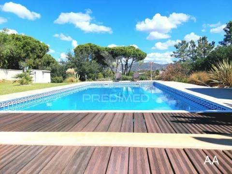Almancil - moradia com piscina e jardim / private villa located in a green area