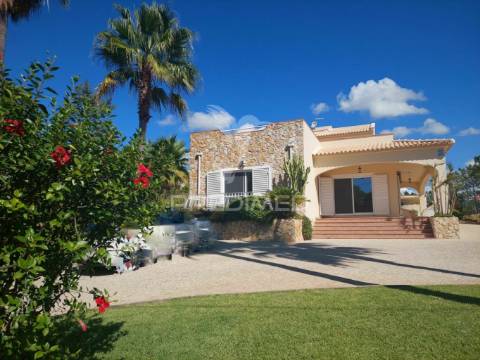 Almancil - moradia com piscina e jardim / private villa located in a green area