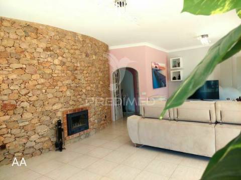 Almancil - moradia com piscina e jardim / private villa located in a green area