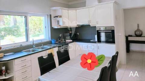 Almancil - moradia com piscina e jardim / private villa located in a green area
