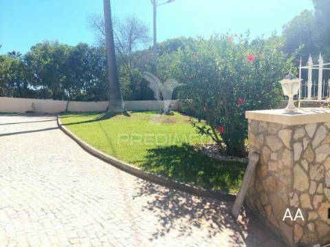 Almancil - moradia com piscina e jardim / private villa located in a green area