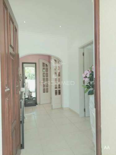 Almancil - moradia com piscina e jardim / private villa located in a green area