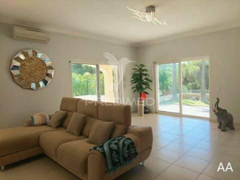 Almancil - moradia com piscina e jardim / private villa located in a green area