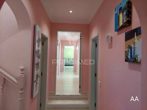 Almancil - moradia com piscina e jardim / private villa located in a green area