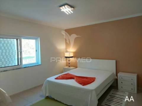 Almancil - moradia com piscina e jardim / private villa located in a green area