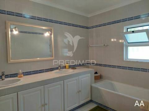 Almancil - moradia com piscina e jardim / private villa located in a green area