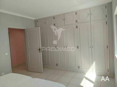 Almancil - moradia com piscina e jardim / private villa located in a green area