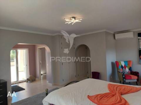 Almancil - moradia com piscina e jardim / private villa located in a green area