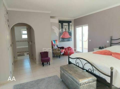 Almancil - moradia com piscina e jardim / private villa located in a green area