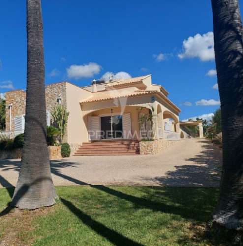 Almancil - moradia com piscina e jardim / private villa located in a green area