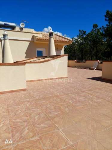 Almancil - moradia com piscina e jardim / private villa located in a green area