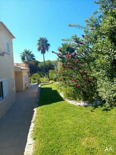 Almancil - moradia com piscina e jardim / private villa located in a green area