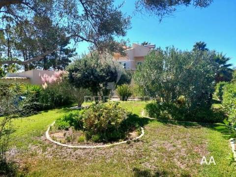 Almancil - moradia com piscina e jardim / private villa located in a green area