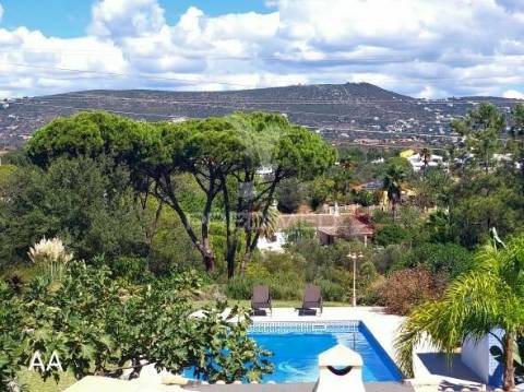Almancil - moradia com piscina e jardim / private villa located in a green area