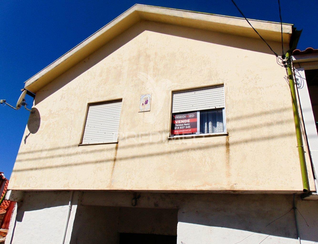Moradia geminada em vale mendiz - pinhão