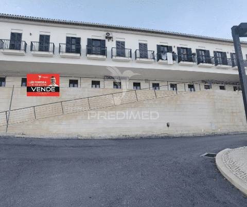 Espaço comercial-excelente localização no centro de pernes