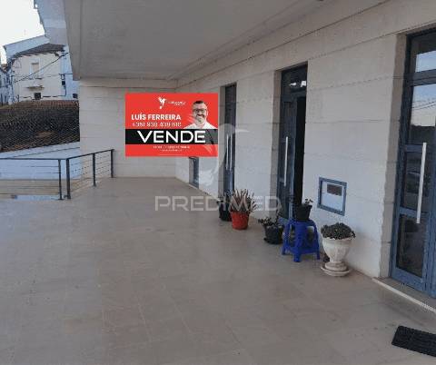 Espaço comercial-excelente localização no centro de pernes