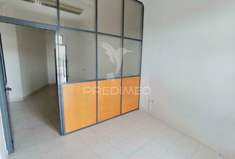 Espaço comercial-excelente localização no centro de pernes