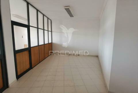 Espaço comercial-excelente localização no centro de pernes